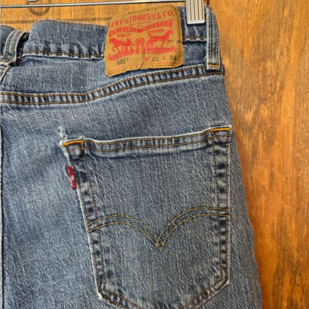 Levi's 541 Blue Jeans 32 x 34 athletic fit tapered leg